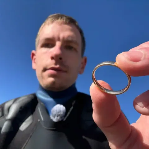 Ehering im Badesee gefunden und dem Besitzer zurück gegeben