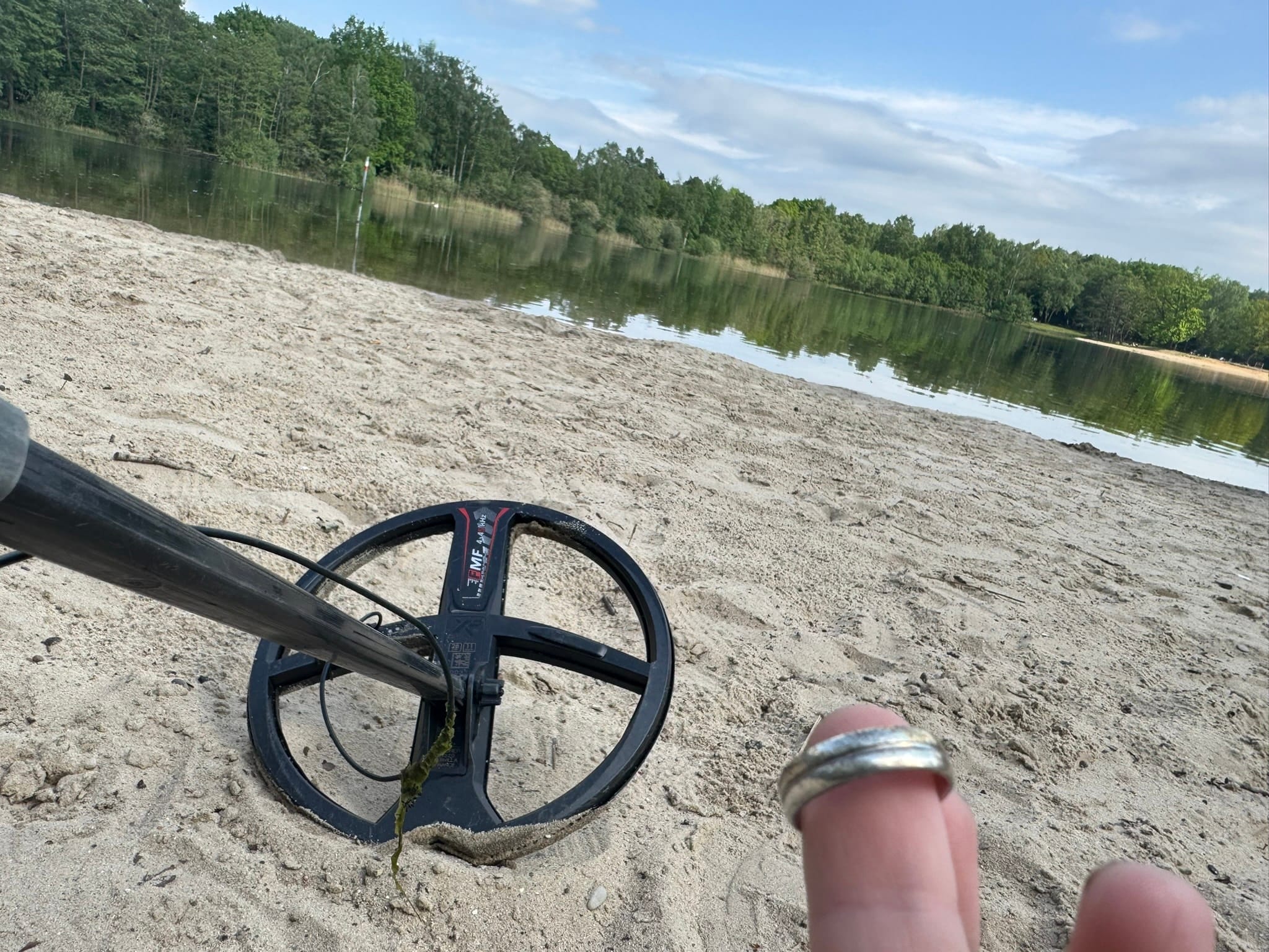 Metalldetektor am See