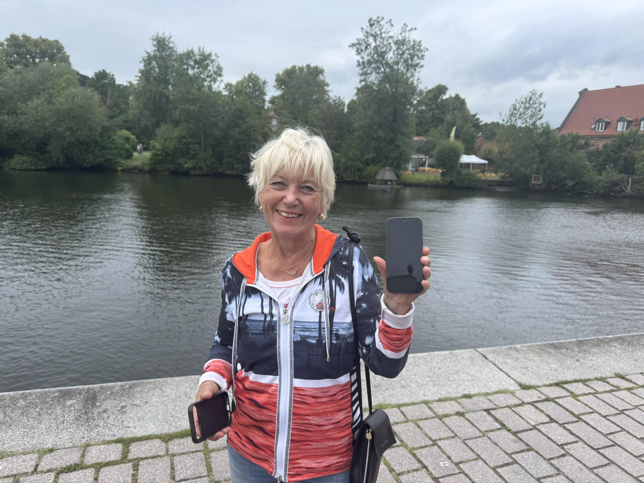 Handy in Fluss fallen gelassen – Suche am Ufer