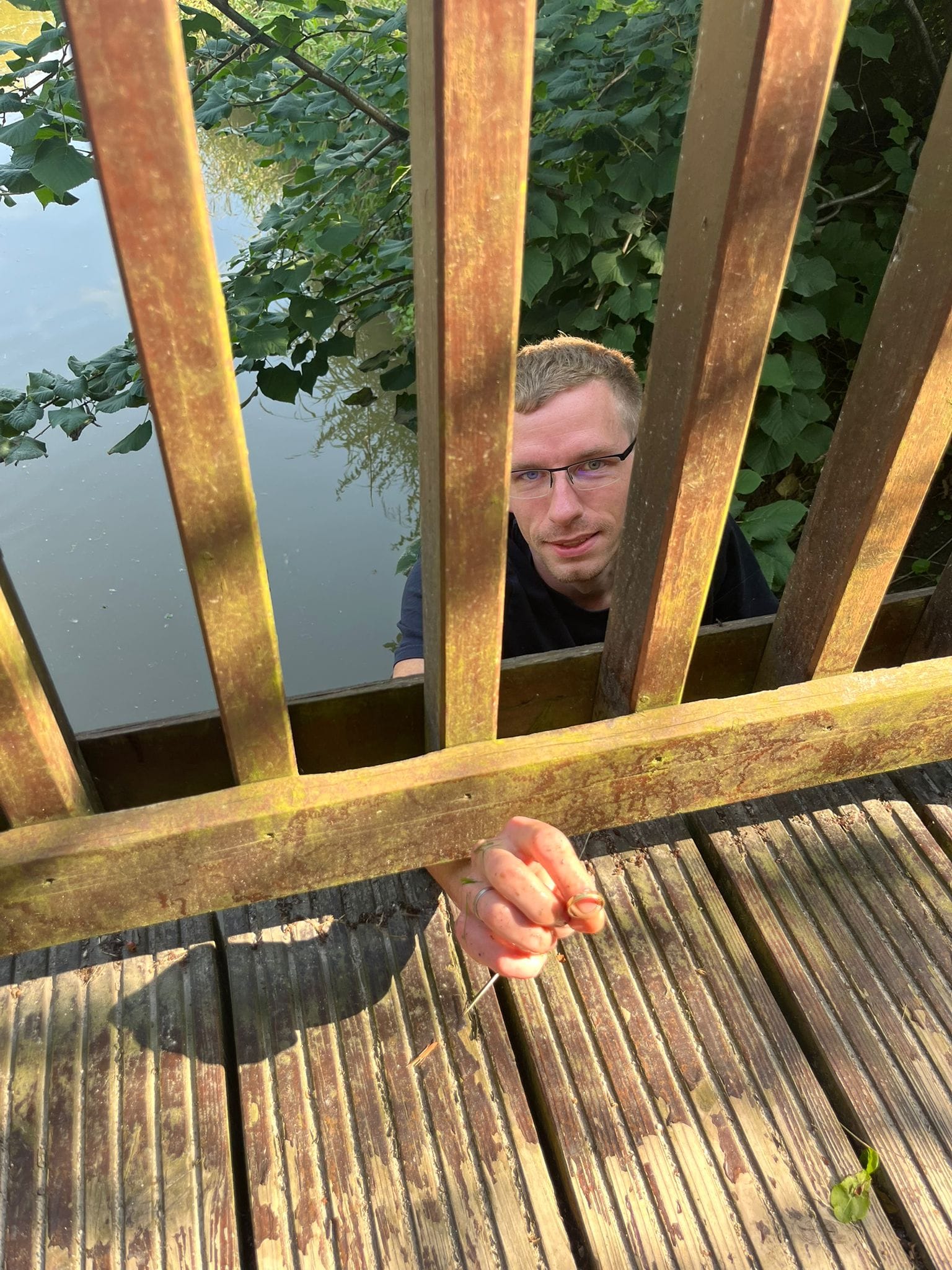 Ring unter der Brücke ins Wasser gefallen