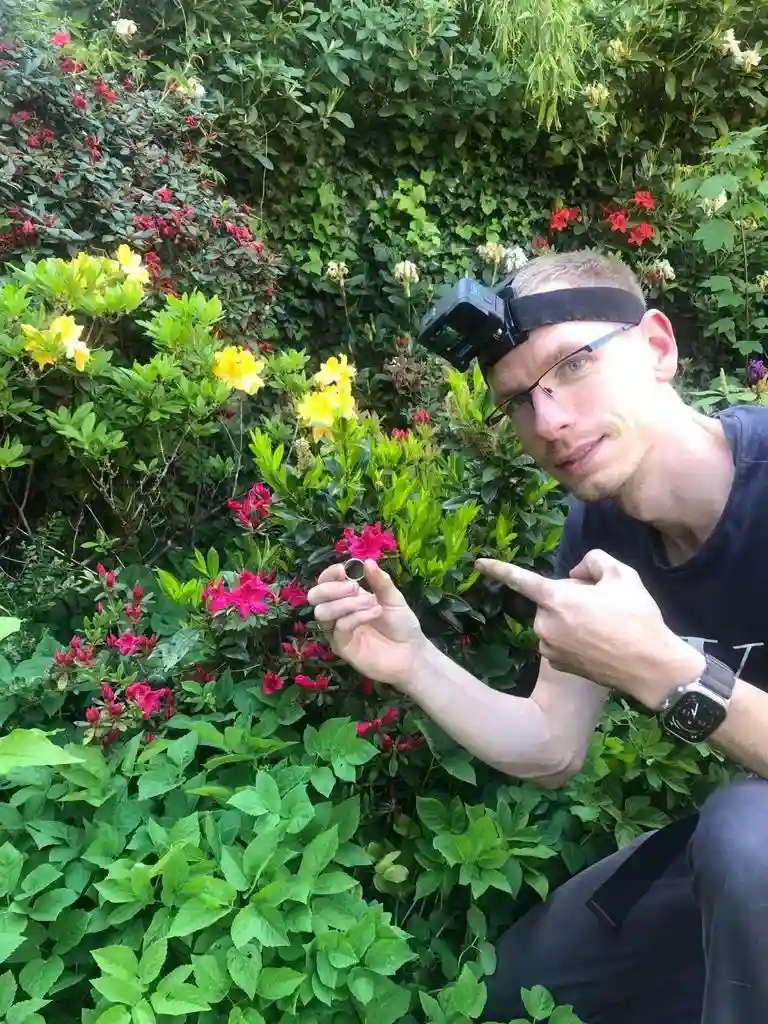 Ringjäger bei der erfolgreichen Suche im Garten