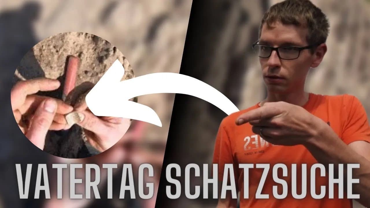 Ein Mann in einem orangefarbenen Hemd zeigt, mit einem Einsatz, der Hände zeigt, die einen kleinen Gegenstand in der Schmutz-Schatzsuche metalldetektor Stil halten. Große weiße Text liest VATERTAG SCHATZSUCHE (Vatertag Schatzsuche) über den Boden.