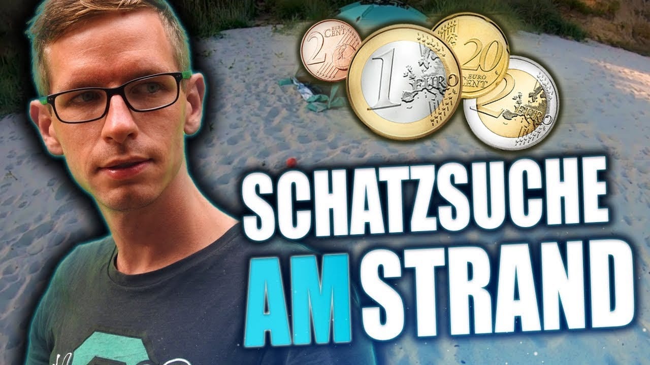 Ein Mann mit Brille blickt vor einem sandigen Strandhintergrund zur Seite. Drei Euro-Münzen schweben über dem Schriftzug SCHATZSUCHE AM STRAND und deuten auf Schätze wie einen Ring verloren gefunden oder ein Handy im Wasser verloren an, die darauf warten, entdeckt zu werden.