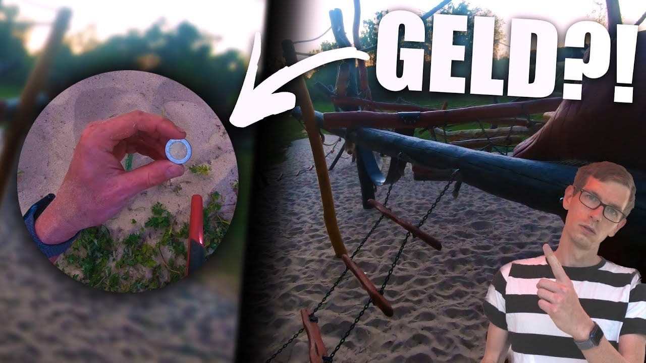 Ein Mann mit Brille und gestreiftem Hemd zeigt auf ein Spielplatzgerät. Ein eingefügter Kreis zeigt eine Hand, die eine Münze hält, die auf etwas anspielt, das mit einem Ring verloren gefunden wurde. Das Wort GELD?! erscheint in großer Schrift oben rechts.