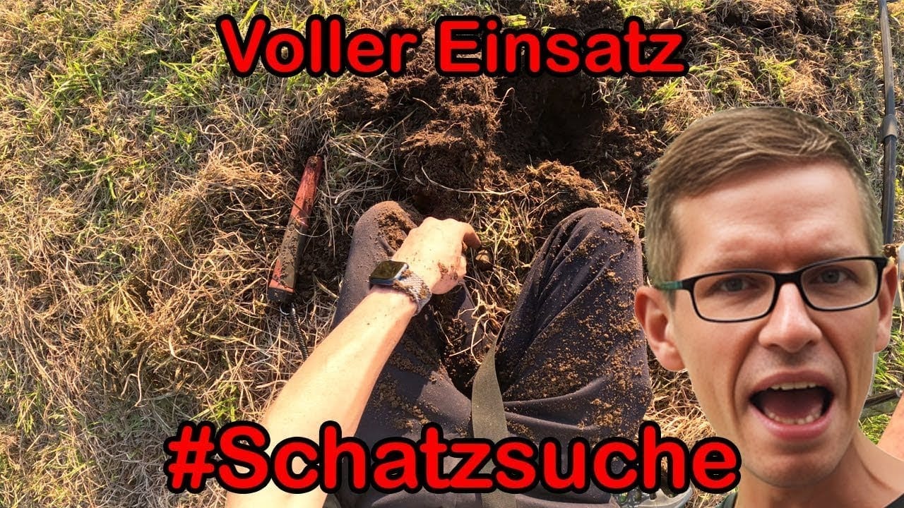 Eine Person, die mit den Händen in der Erde wühlt, auf Gras sitzend, mit Voller Einsatz und #Schatzsuche in fetten roten Buchstaben - suchend, als ob ein gartenverlorenes Geheimnis auf sie wartet. In der Ecke erscheint das Gesicht eines Mannes mit Brille, das Aufregung ausdrückt.
