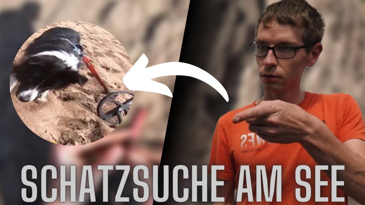 Ein Mann mit Brille und orangefarbenem Hemd zeigt nach vorne; neben ihm hebt ein Pfeil einen Hund hervor, der im Sand neben einem Metalldetektor schnüffelt - perfekt für Momente wie "Ring verloren gefunden". Der Text am unteren Rand lautet SCHATZSUCHE AM SEE.