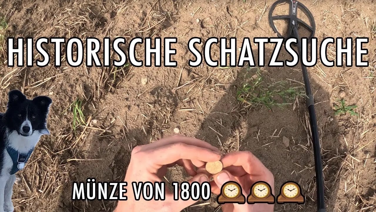Eine Person hält eine Münze in der Hand, während sie auf dem Boden kniet und einen Metalldetektor in der Nähe - vielleicht einen verlorenen Ring - findet. Der Text auf Deutsch lautet Historische Schatzsuche und Münze von 1800 mit Uhr-Emojis. In der unteren linken Ecke ist ein Hund abgebildet.