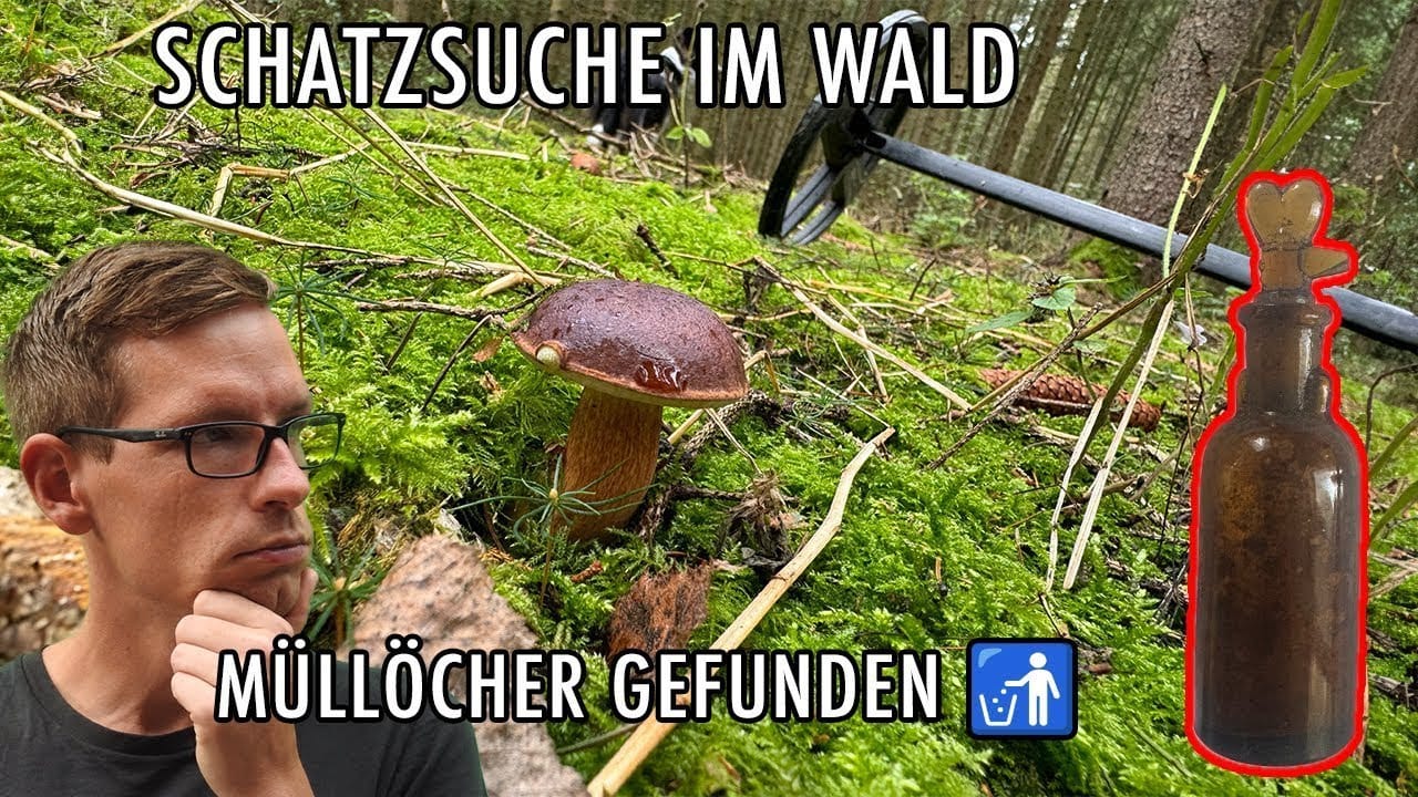 Ein Mann betrachtet nachdenklich einen Pilz in einem moosbewachsenen Wald, seine Schatzsuche Metalldetektor in der Nähe. Der deutsche Text lautet Schatzsuche im Wald und Mülllöcher gefunden, wobei eine alte Flasche hervorgehoben ist.