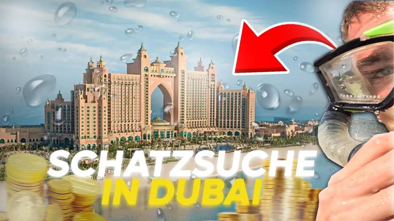 Ein großes Resort-Hotel in Dubai wird mit einem Unterwasser-Schatzsucher gezeigt, der für die Schatzsuche mit Metalldetektor ausgerüstet ist und einen Schnorchel und eine Maske trägt. Ein roter Pfeil zeigt auf das Hotel. Der Text lautet "SCHATZSUCHE IN DUBAI". Im Vordergrund sind Stapel von Münzen zu sehen.