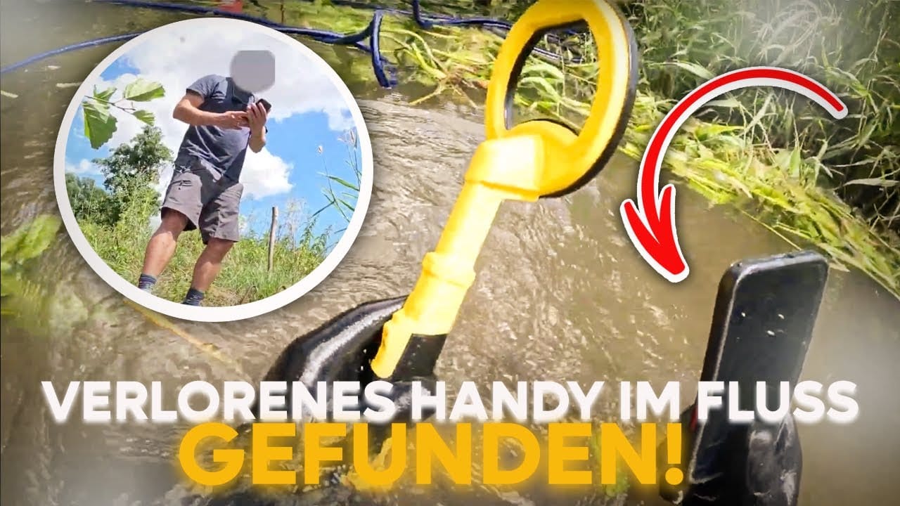 Eine behandschuhte Hand hält ein Werkzeug mit gelbem Griff und ein Smartphone, handy im wasser verloren, das aus einem Fluss geborgen wurde. Ein Einschub zeigt eine Person, die das gefundene Telefon hält. Der deutsche Text lautet: Verlorenes Handy im Fluss gefunden!.