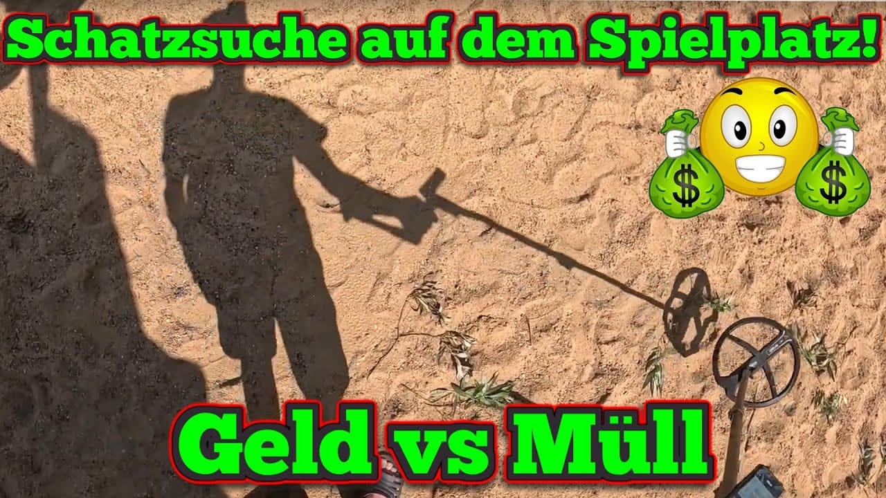 Ein Schatten einer Person mit einer Schatzsuche Metalldetektor auf sandigem Boden. Der Text auf Deutsch lautet Schatzsuche auf dem Spielplatz! Geld gegen Müll, mit Bildern von Geldsäcken und einem lächelnden Gesicht.