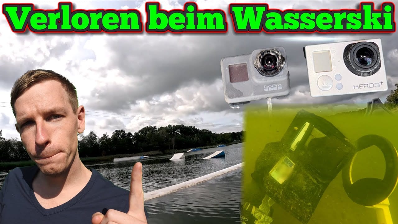 Ein Mann zeigt nach oben auf einen See mit Wasserski-Hindernissen. Zwei Action-Kameras schweben über Wasser, eine ist unter Wasser - wie ein Handy im Wasser verloren. Der deutsche Text oben lautet: Verloren beim Wasserski.