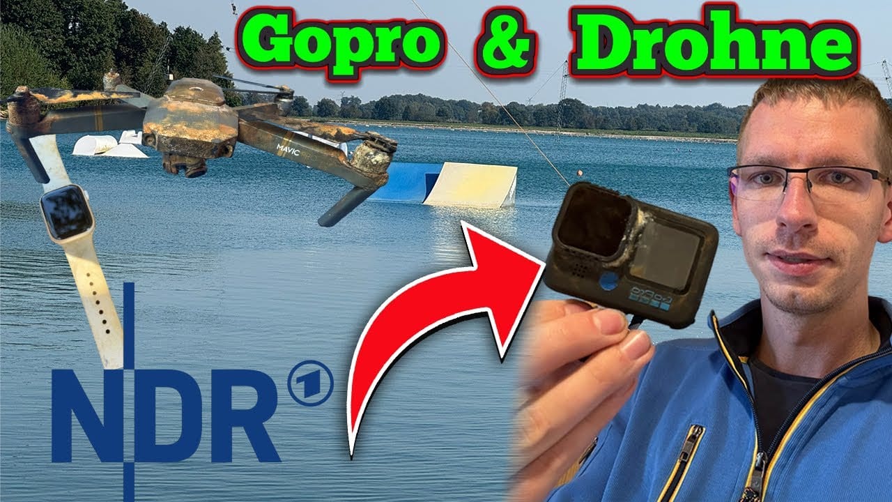 Ein Mann hält eine GoPro-Kamera, eine schlammige Drohne und eine Smartwatch schweben mit Rampen über Wasser. Das NDR-Logo ist zu sehen, und in fetter Schrift steht Gopro & Drohne - perfekt für die Schatzsuche metalldetektor abenteuer. Ein roter Pfeil zeigt von der Drohne zur GoPro.