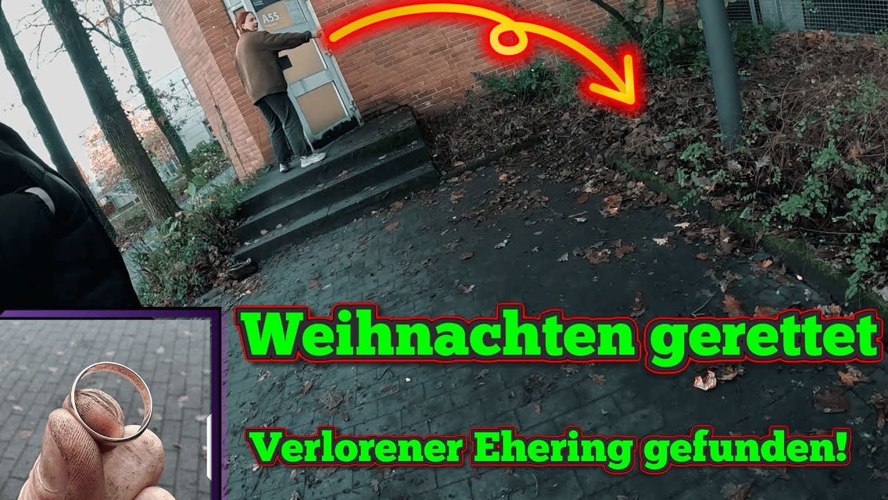 Eine Person zeigt auf eine Stelle in der Nähe eines Gebäudeeingangs mit einem großen roten Pfeil darüber. Der Text lautet: Weihnachten gerettet. Ring verloren gefunden! Ein kleiner Einschub zeigt einen goldenen Ring, der auf eine Schatzsuche mit Metalldetektor hinweist.