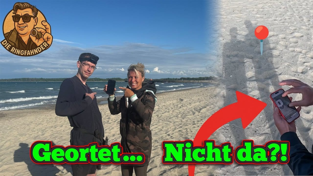 Zwei Personen stehen an einem Sandstrand und halten Telefone in der Hand, die auf die Bildschirme zeigen. Ein Pfeil zeigt auf eine Kartenmarkierung im Sand mit fetter grüner Schrift: Geortet... Nicht da?!. Ein Cartoon-Logo und "schatzsuche metalldetektor" erscheinen in der oberen linken Ecke.