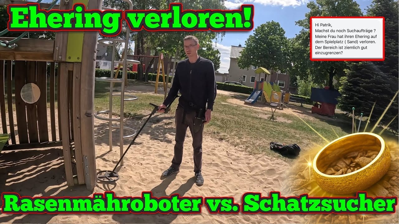 Ein Mann benutzt einen schatzsuchenden Metalldetektor auf Sand in der Nähe eines Spielplatzes. Der Text lautet Ehering verloren! und Rasenmähroboter vs. Schatzsucher. Ein goldener Ring (ring gefunde) und eine Nachrichtenbox sind ebenfalls auf dem Bild zu sehen.