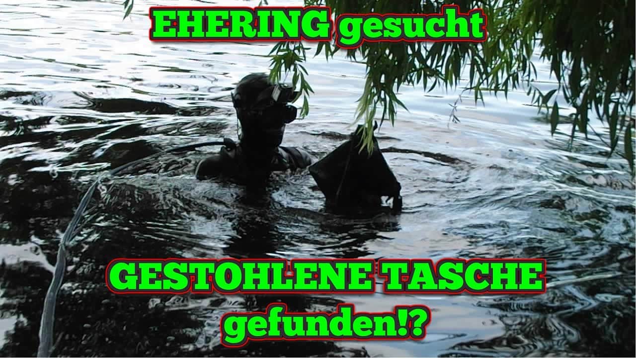 Ein Taucher in dunkler Ausrüstung taucht in einem Gewässer in der Nähe überhängender Äste auf. Der deutsche Text lautet: Ehering gesucht, gestohlene Tasche gefunden!" - Perfekt für Schatzsuche Metalldetektor-Fans oder alle, die einen Ring verloren haben!.