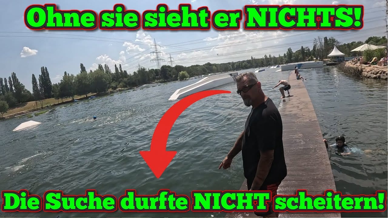 Ein Mann steht an einem sonnigen Tag auf einem hölzernen Steg an einem See und deutet auf das Wasser. Der fettgedruckte deutsche Text - Schatzsuche Metalldetektor - und ein großer roter Pfeil unterstreichen die Szene. Im Hintergrund sind andere Menschen und Bäume zu sehen.