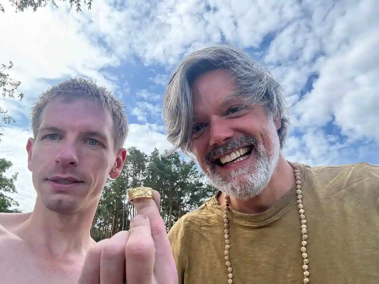 Wiedergefundener Goldring am Badesee