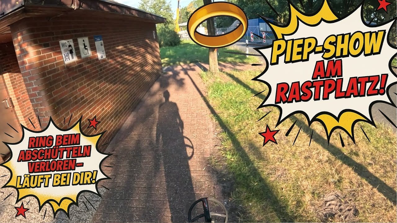 Eine Person mit einem Metalldetektor wirft einen Schatten auf einen Weg neben einem Backsteingebäude mit Toilettenschildern. In Textblasen im Comic-Stil steht PIEP-SHOW AM RASTPLATZ! und RING BEIM ABSCHÜTTELN VERLOREN - LÄUFT BEI DIR! mit dem Bild eines Goldrings.