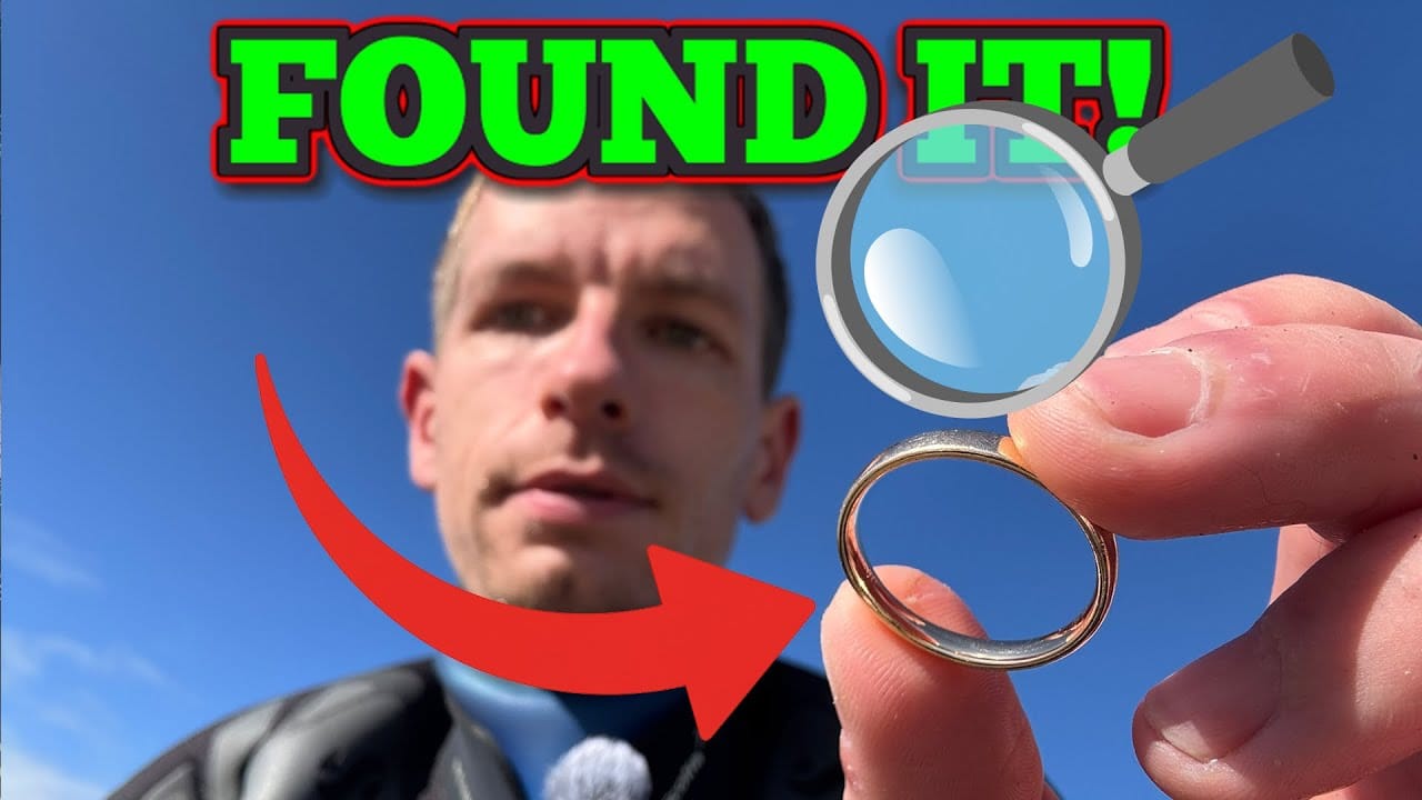 Eine Person hält einen goldenen Ring vor die Kamera, mit einem blauen Himmel im Hintergrund. In großer Schrift steht FOUND IT! mit einer Lupengrafik und einem roten Pfeil, der auf den Ring zeigt.