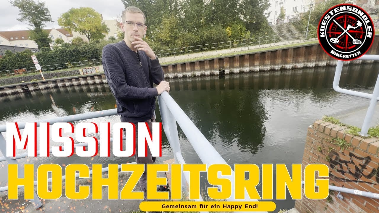 Ein Mann steht nachdenklich am Geländer eines Kanals, über dem in großer Schrift Mission Hochzeitsring steht. Im Hintergrund sind Wasser, eine Backsteinmauer und ein Rettungsring-Logo in der oberen rechten Ecke zu sehen.